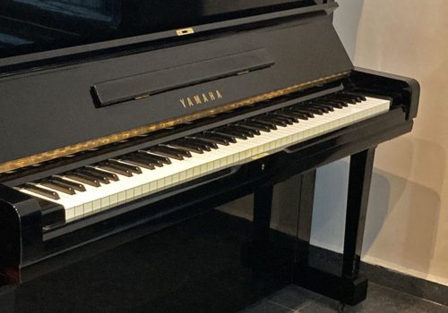 Piano Yamaha U1